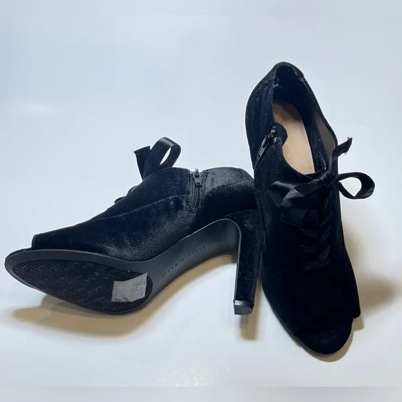 Kelly and Katie Black Heels with Peep Toe Size 8 - Picture 5 of 14